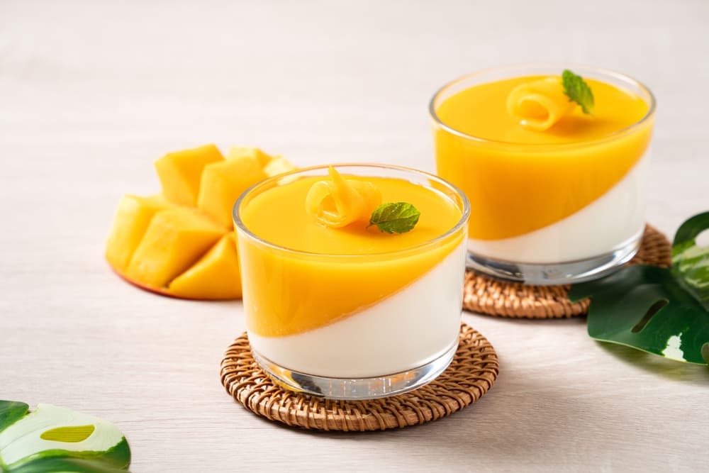 Rețetă de panna cotta cu piure de mango și fructul pasiunii