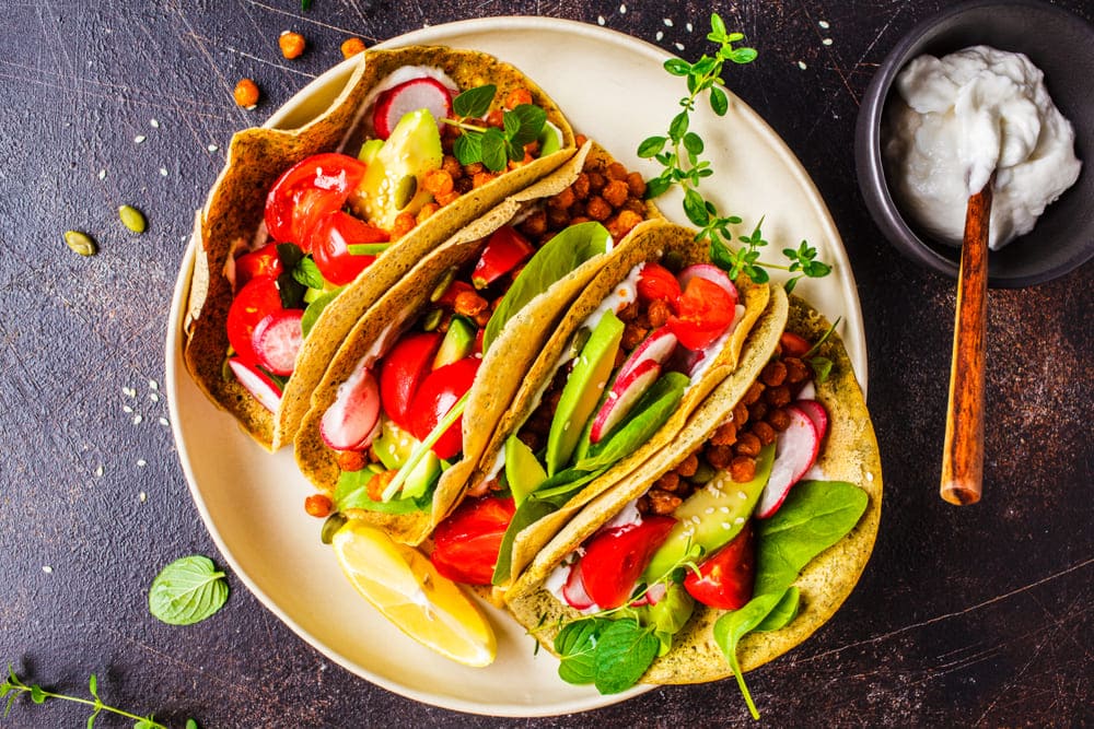 Tacos vegetarian cu naut si avocado