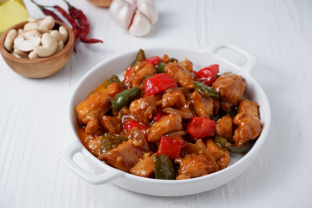 Servirea puiului Kung Pao